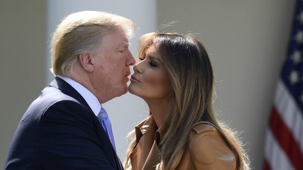 Президент Дональд Трамп целует первую леди Меланию Трамп  - Sputnik Казахстан