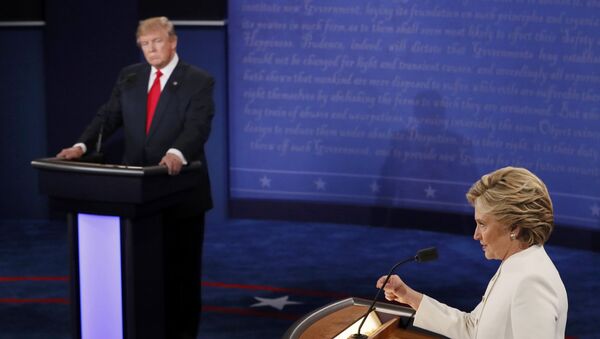 Хиллари Клинтон и Дональд Трамп в ходе дебатов - Sputnik Казахстан
