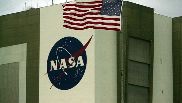 Логотип NASA  на здании исследовательского центра, архивное фото - Sputnik Казахстан