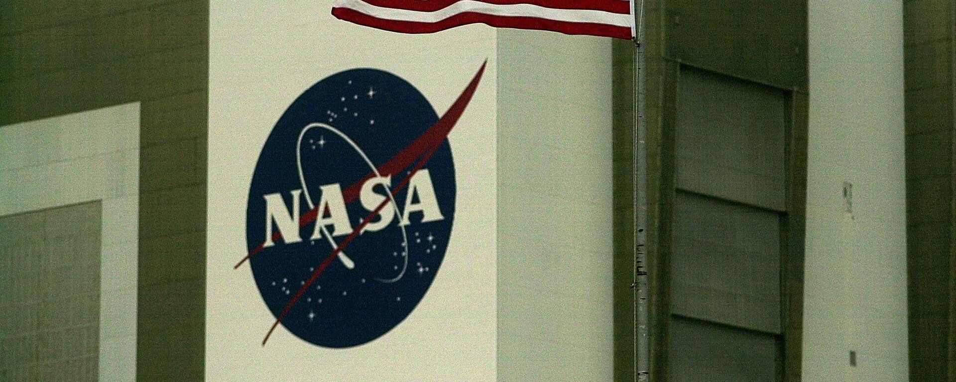 Логотип NASA  на здании исследовательского центра, архивное фото - Sputnik Казахстан, 1920, 28.04.2023
