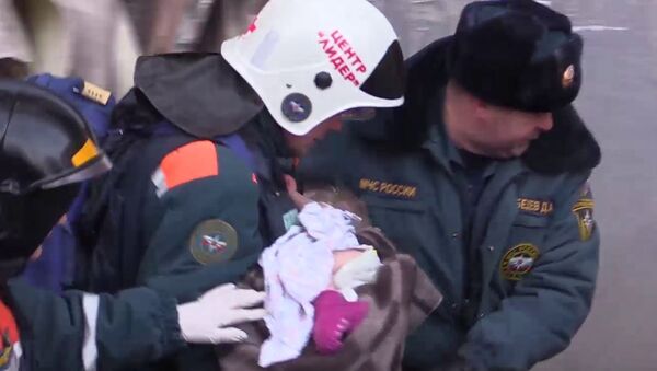 Спасение 11-месячной девочки из-под завалов в Магнитогорске - Sputnik Казахстан