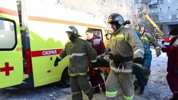 Сотрудники МЧС России на месте взрыва бытового газа в жилом доме в Магнитогорске - Sputnik Казахстан