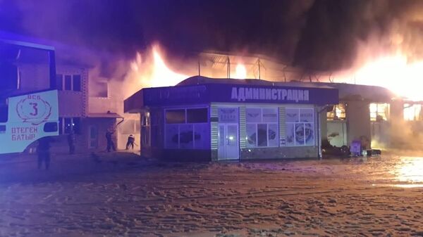 СТО тушили ночью в Алматы СТО тушили ночью в Алматы - Sputnik Казахстан