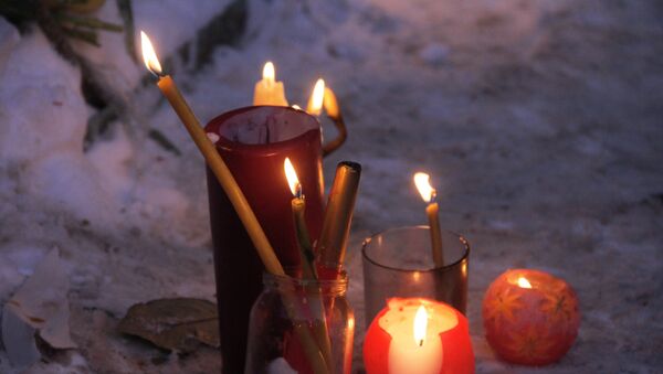 Свечи неподалеку от места обрушения одного из подъездов жилого дома в Магнитогорске - Sputnik Казахстан