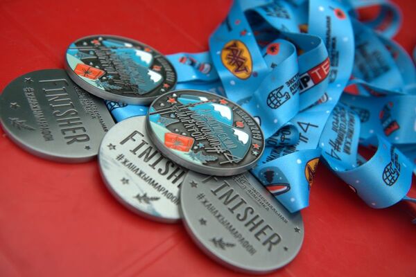 Медали для участников марафона - Sputnik Казахстан