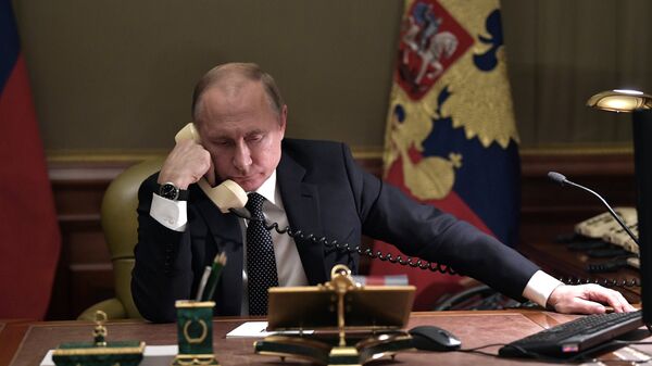 Президент РФ Владимир Путин во время телефонного разговора, архивное фото - Sputnik Казахстан