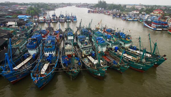 Пришвартованные лодки рыбаков в порту Паттани, Таиланд - Sputnik Казахстан