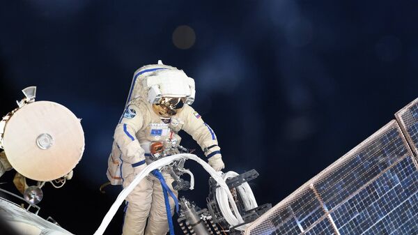 Российский космонавт во время выхода в открытый космос - Sputnik Қазақстан