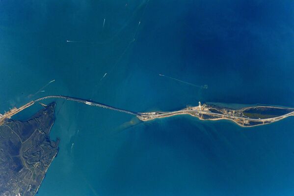 Снимок Крымского моста, сделанный с МКС российским космонавтом Антоном Шкаплеровым - Sputnik Казахстан