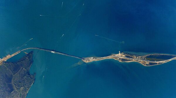 Снимок Крымского моста, сделанный с МКС российским космонавтом Антоном Шкаплеровым  - Sputnik Казахстан