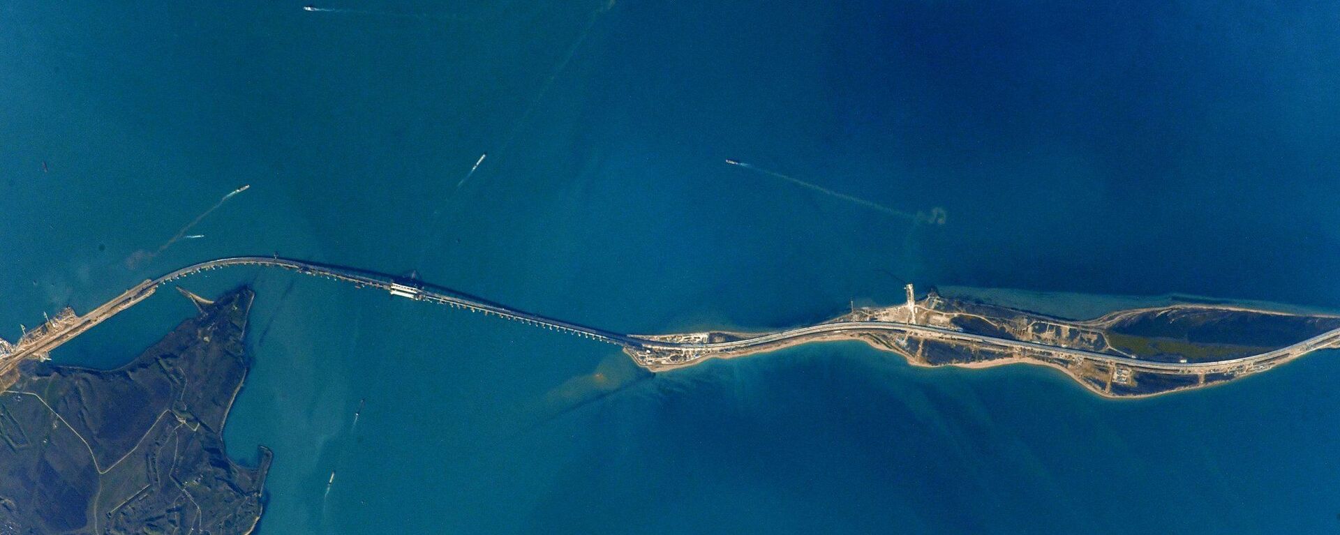 Снимок Крымского моста, сделанный с МКС российским космонавтом Антоном Шкаплеровым  - Sputnik Казахстан, 1920, 17.07.2023