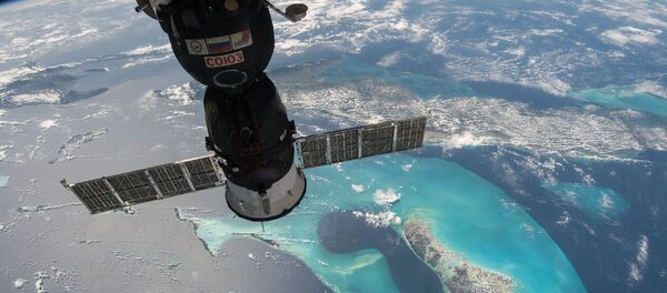 Вид на траспортный корабль Союз с борта МКС Вид на траспортный корабль Союз с борта МКС - Sputnik Казахстан