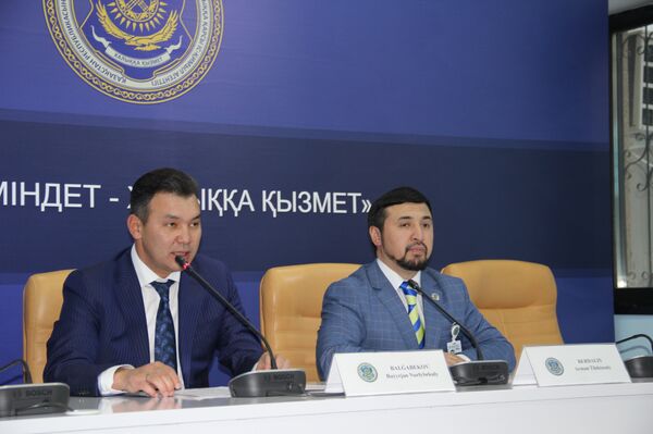 Руководитель управления Нацбюро Бауыржан Балгабеков (слева) и директор департамента Нацбюро по связям с общественностью Арман Бердалин во время брифинга - Sputnik Казахстан