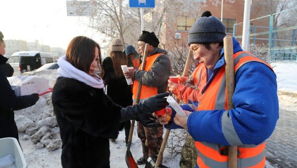 Молодежь согрела чаем коммунальщиков столицы - Sputnik Казахстан