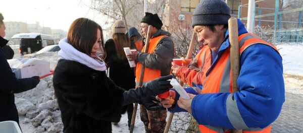 Молодежь согрела чаем коммунальщиков столицы Молодежь согрела чаем коммунальщиков столицы - Sputnik Казахстан