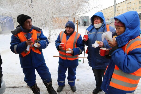 Молодежь согрела чаем коммунальщиков столицы - Sputnik Казахстан