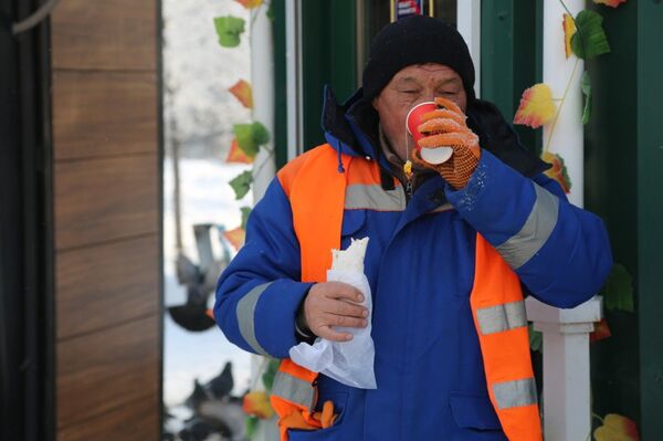 Молодежь согрела чаем коммунальщиков столицы - Sputnik Казахстан