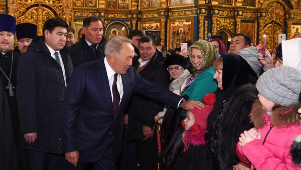 Президент Казахстана Нурсултан Назарбаев в Рождество посетил Свято-Успенский кафедральный собор в Астане - Sputnik Казахстан