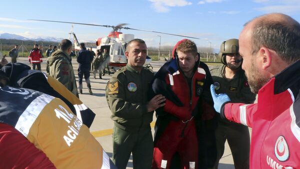 Медики помогают членам экипажа судна, затонувшего у берегов Турции - Sputnik Казахстан