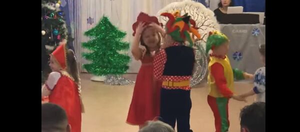 Упрямый кокошник: смешная девочка на новогоднем утреннике - видео Упрямый кокошник: смешная девочка на новогоднем утреннике - видео - Sputnik Казахстан