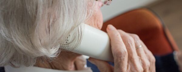 Пожилая женщина говорит по телефону, иллюстративное фото - Sputnik Казахстан