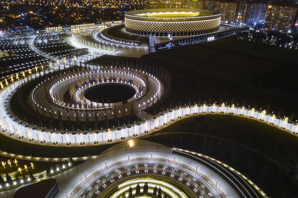 Стадион Краснодар с вечерней подсветкой и деревья парка, украшенные новогодними гирляндами - Sputnik Казахстан
