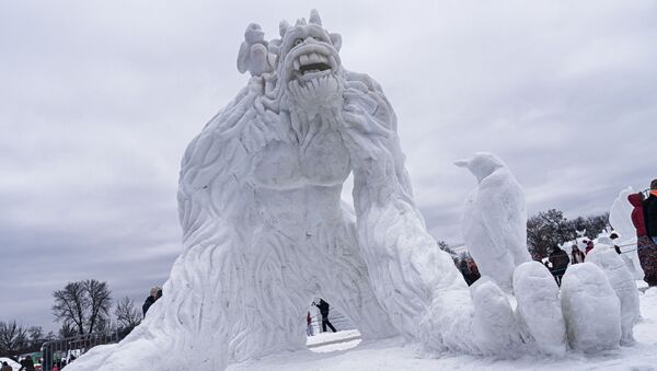 Снежная скульптура йети в Миннесоте - Sputnik Казахстан
