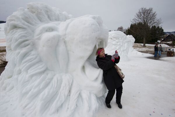 Женщина фотографируется у снежной скульптуры в Германии - Sputnik Казахстан