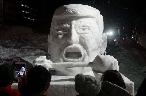 Снежная скульптура Дональда Трампа в Саппоро - Sputnik Казахстан