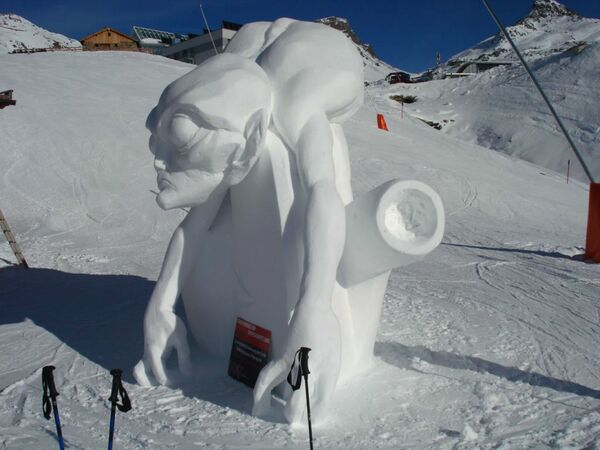 Снежная скульптура на конкурсе персонадей Стивена Спилберга, Австрия - Sputnik Казахстан