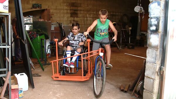Кузнец из Аргентины смастерил велосипед с инвалидной коляской - Sputnik Казахстан