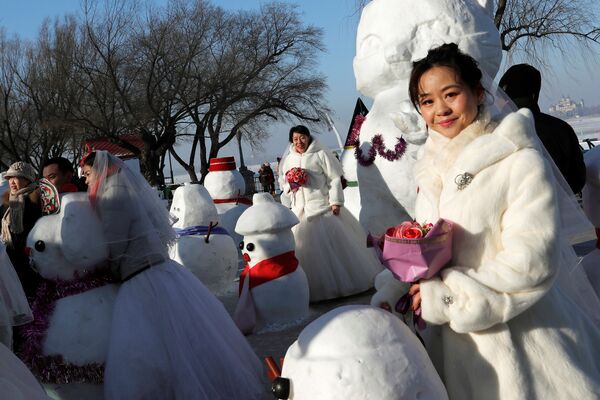 Невеста на фестивале ледовых скульптур в Харбине - Sputnik Казахстан