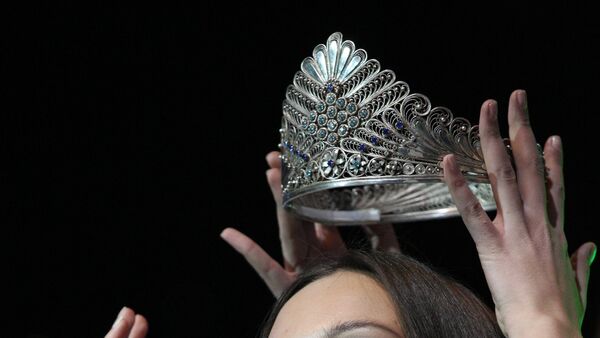 Архивное фото тиары, вручаемой победительнице конкурса красоты - Sputnik Казахстан