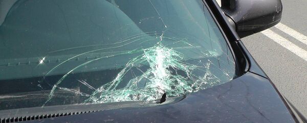 Разбитое стекло автомобиля Разбитое стекло автомобиля - Sputnik Казахстан