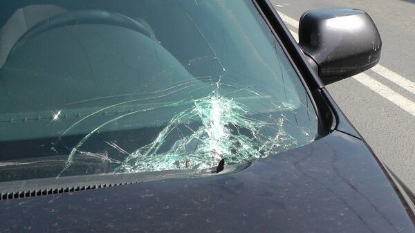 Разбитое стекло автомобиля, архивное фото - Sputnik Казахстан