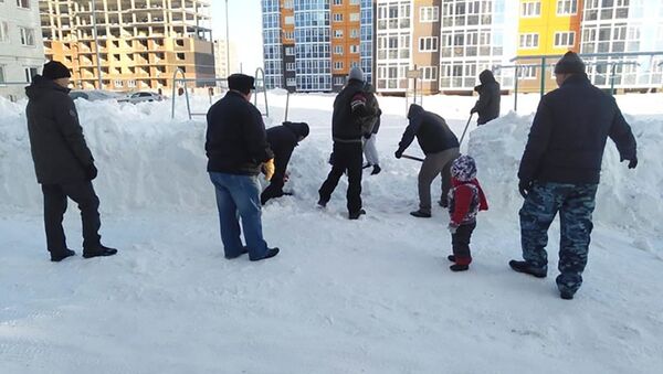 Жители Уральска во дворе одного из микрорайонов города - Sputnik Казахстан