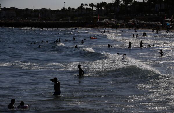 Люди купаются на пляже Ситжес, Испания - Sputnik Казахстан