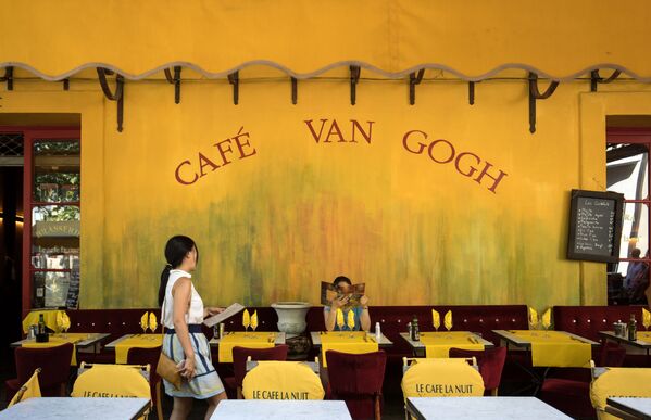 Кафе Van Gogh во французском городе Арле - Sputnik Казахстан