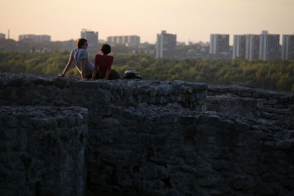 Молодые люди в крепости Калемегдан в старой части Белграда - Sputnik Казахстан