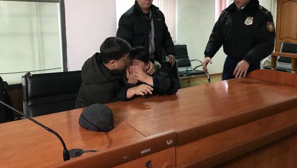 Подсудимый с матерью после оглашения приговора - Sputnik Казахстан