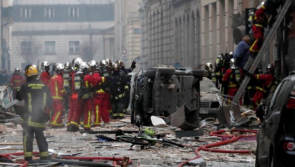 Пожарные на месте взрыва в Париже - Sputnik Казахстан