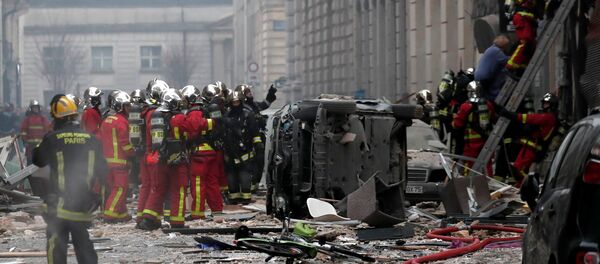 Пожарные на месте взрыва в Париже - Sputnik Казахстан