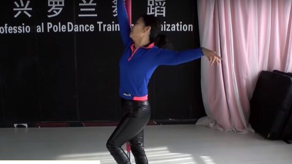 Китаянка в 73 года увлеклась танцами на пилоне - Sputnik Казахстан