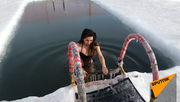 Не для слабонервных: как столичные моржи купаются в ледяной воде и остаются здоровыми - Sputnik Казахстан