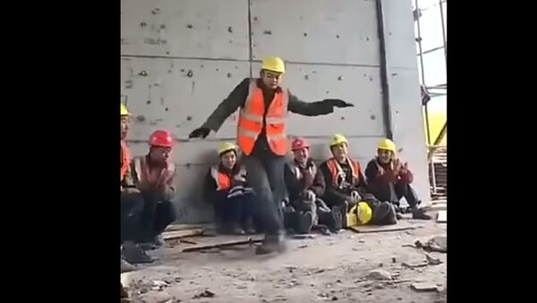 Китайский строитель танцует как Майкл Джексон - видео - Sputnik Казахстан