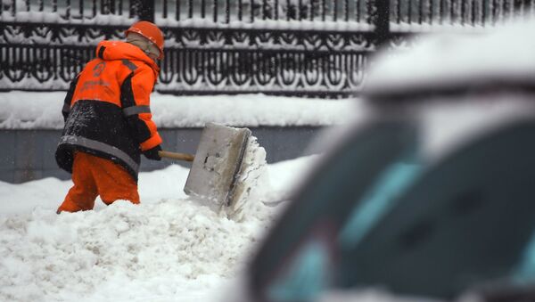 Сотрудник коммунальных служб во время уборки снега, архивное фото - Sputnik Казахстан