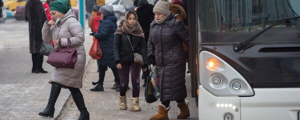 Пассажиры заходят в автобус Пассажиры заходят в автобус - Sputnik Казахстан