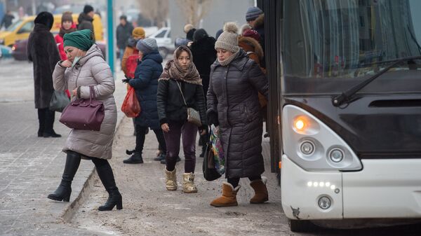 Пассажиры заходят в автобус - Sputnik Казахстан