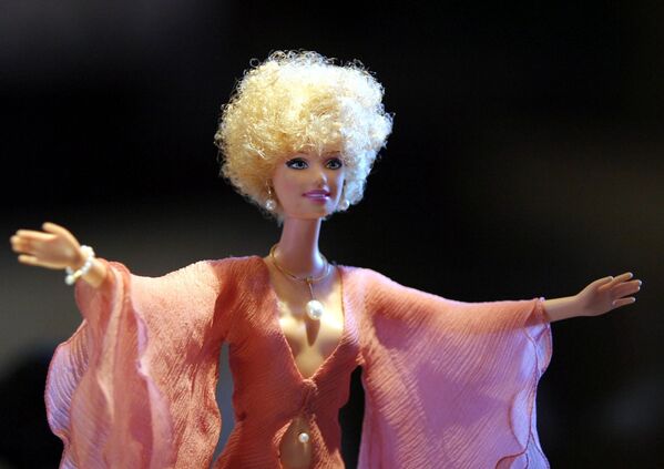 Кукла Барби в платье от Nina Ricci и украшении от Mikimoto - Sputnik Казахстан