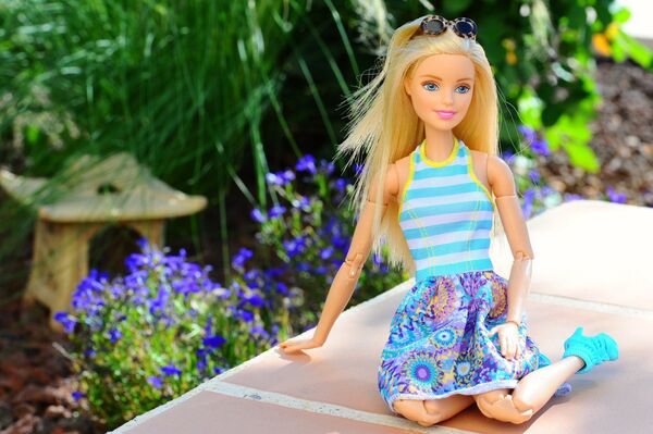 Кукла Барби в саду - Sputnik Казахстан